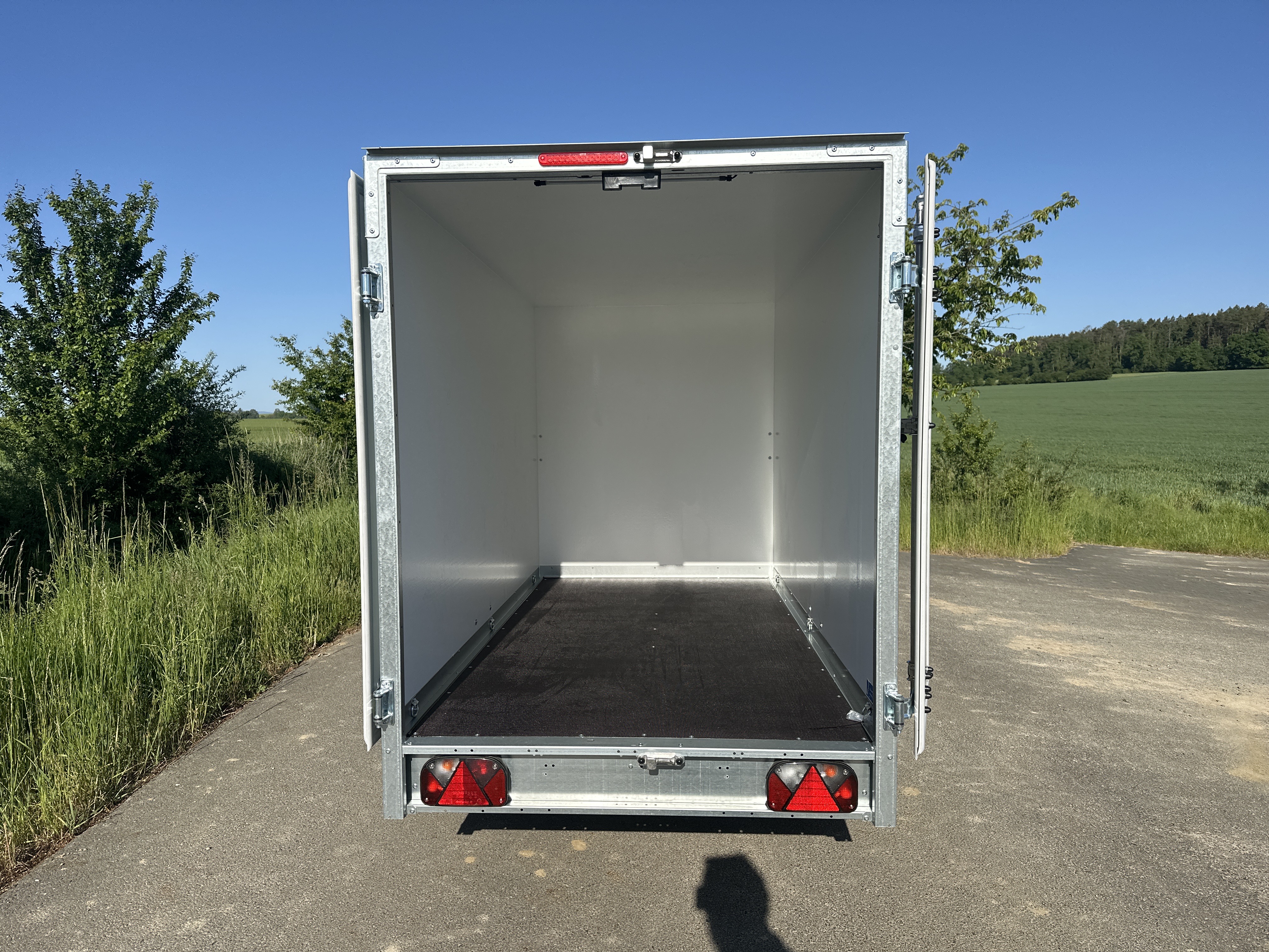 Skříňový přívěs Brenderup CD260UBD750 dveře 260x130x150
